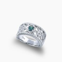 格子状の透かし彫りが施された重厚感がありながらも、軽やかで上品な抜け感を演出し、神秘的な輝きを放つ0.28ctのアレキサンドライトを主石に据えたプラチナリング 04