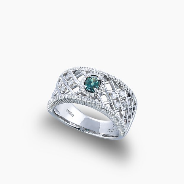 格子状の透かし彫りが施された重厚感がありながらも、軽やかで上品な抜け感を演出し、神秘的な輝きを放つ0.28ctのアレキサンドライトを主石に据えたプラチナリング 04