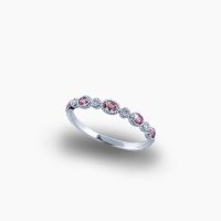 ミル打ちの装飾に縁取られたオーバルカットのアレキサンドライトとラウンドカットのダイヤモンドのクラシカル且つ可愛らしいプラチナリング 03