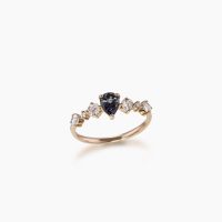 「ガーネットは赤」という既成概念を覆す、稀有な存在——カラーチェンジガーネットは、太陽光の下では静謐なブルーグレーを、白熱灯の下では一転してアメシストのようなパープルへとドラマチックな表情を見せるK18PGリング 03