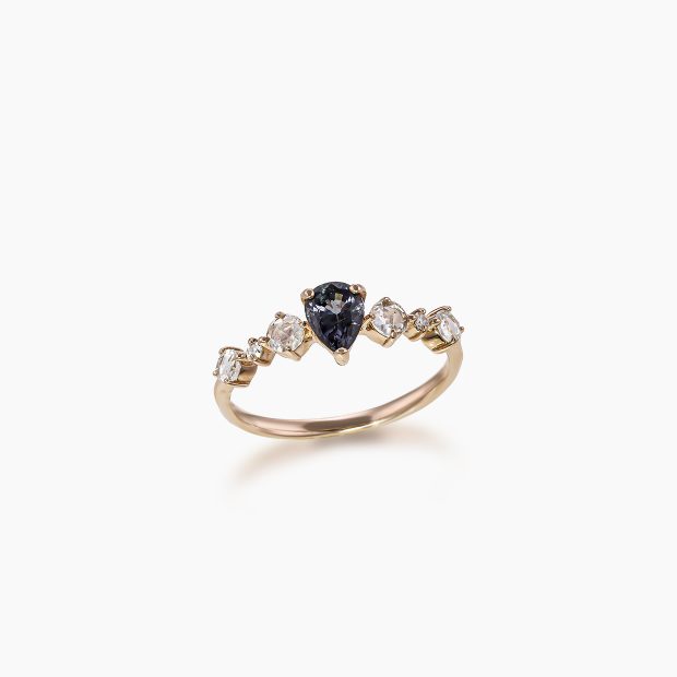 「ガーネットは赤」という既成概念を覆す、稀有な存在——カラーチェンジガーネットは、太陽光の下では静謐なブルーグレーを、白熱灯の下では一転してアメシストのようなパープルへとドラマチックな表情を見せるK18PGリング 04