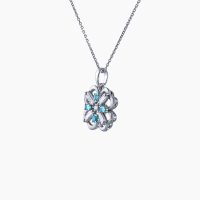 「幸運」のシンボルである四つ葉のクローバーをモチーフとし、クローバーの中心にはとても綺麗なダイヤモンドとネオンブルーに光る4つのパライバトルマリンを取り入れたプラチナペンダントネックレス 02