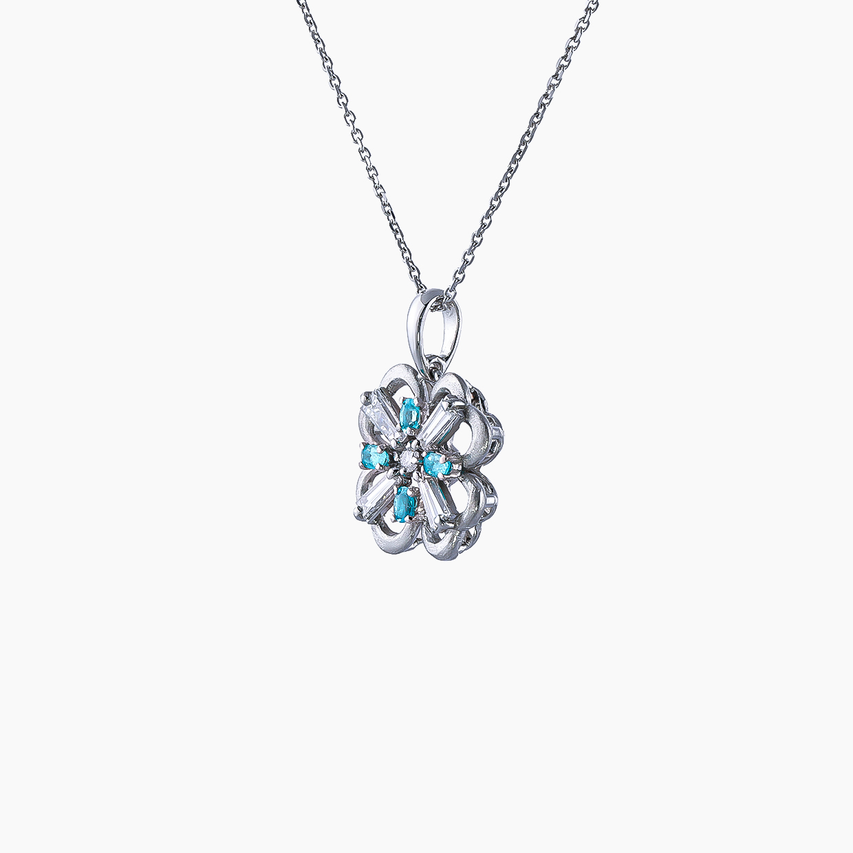 「幸運」のシンボルである四つ葉のクローバーをモチーフとし、クローバーの中心にはとても綺麗なダイヤモンドとネオンブルーに光る4つのパライバトルマリンを取り入れたプラチナペンダントネックレス 02