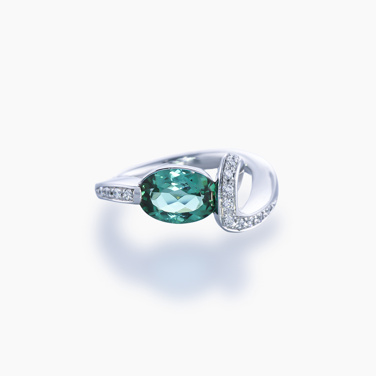 縦長オーバルシェイプで深く澄んだ1.62ctのグリーントルマリンのプラチナダイヤモンドリング 01
