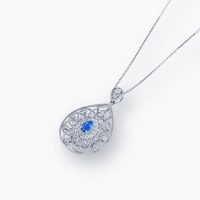 鮮やかなブルーが特徴のアウイナイトの周りを繊細なミル打ちラインにダイヤモンドを施し、上品に包み込んだ瑞々しく麗しい雫型のプラチナペンダント 01