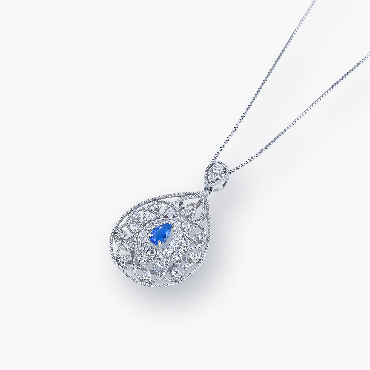 鮮やかなブルーが特徴のアウイナイトの周りを繊細なミル打ちラインにダイヤモンドを施し、上品に包み込んだ瑞々しく麗しい雫型のプラチナペンダント 01