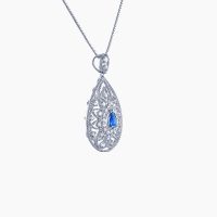 鮮やかなブルーが特徴のアウイナイトの周りを繊細なミル打ちラインにダイヤモンドを施し、上品に包み込んだ瑞々しく麗しい雫型のプラチナペンダント 02