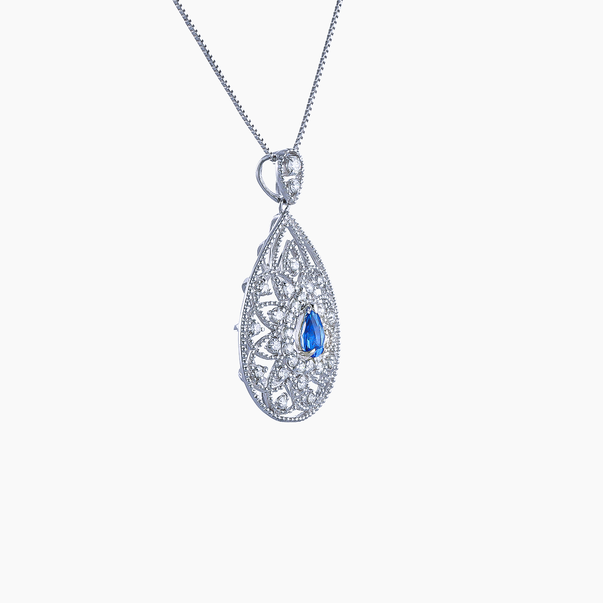 鮮やかなブルーが特徴のアウイナイトの周りを繊細なミル打ちラインにダイヤモンドを施し、上品に包み込んだ瑞々しく麗しい雫型のプラチナペンダント 02