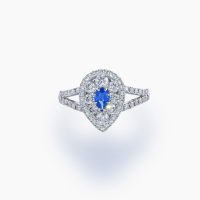 希少石アウイナイトを中心に配し、周りをダイヤモンドで包み込んだ日常にも特別なシーンにも寄り添うプラチナリング 01