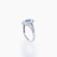 希少石アウイナイトを中心に配し、周りをダイヤモンドで包み込んだ日常にも特別なシーンにも寄り添うプラチナリング 02